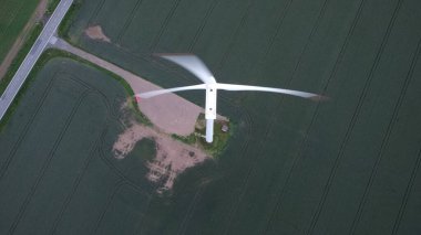 Rüzgar türbini hava manzarası, yenilenebilir enerji kaynakları, rüzgar santrali, büyük rüzgar türbini, mühendislik teknolojisi.