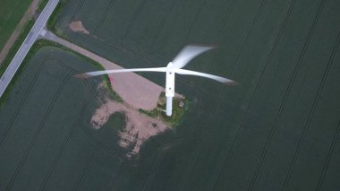Rüzgar türbini hava manzarası, yenilenebilir enerji kaynakları, rüzgar santrali, büyük rüzgar türbini, mühendislik teknolojisi.