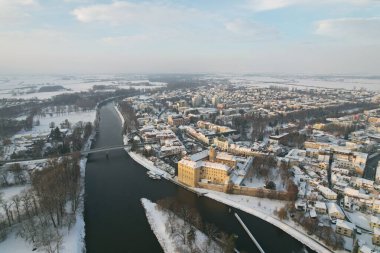 Podebrady tarihi şehir ve Labe nehri kalesi, Chateau Podbrady (Zmek Podbrady) Çek Cumhuriyeti, manzaralı hava manzarası, kış zamanı karla kaplı şehir