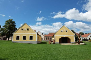 Holasovice, Çek Cumhuriyeti - 21 Temmuz 2022: UNESCO Dünya Mirası Alanı tarafından korunan tipik Holasovice tarihi güney Bohem köyü, halk tarzında iyi korunmuş ortaçağ tuğla çiftlikleri 