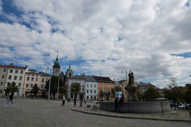 Jihlava, Çek Cumhuriyeti-12 Eylül 2022: Çek Cumhuriyeti 'nin Vysocina bölgesinin tarihi kent merkezi, kiliseler, çeşmeler ve ana meydandaki Prior komünist süpermarket binası