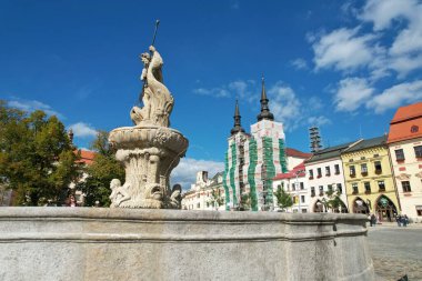 Jihlava, Çek Cumhuriyeti-12 Eylül 2022: Çek Cumhuriyeti 'nin Vysocina bölgesinin tarihi kent merkezi, kiliseler, çeşmeler ve ana meydandaki Prior komünist süpermarket binası