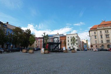 Jihlava, Çek Cumhuriyeti-12 Eylül 2022: Çek Cumhuriyeti 'nin Vysocina bölgesinin tarihi kent merkezi, kiliseler, çeşmeler ve ana meydandaki Prior komünist süpermarket binası