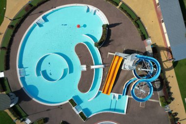 Jihlava, Çek Cumhuriyeti-20 Ağustos 2022: Aquapark Jihlava, Vysocina bölgesinin en büyük su kaynağı, Çek Cumhuriyeti, Avrupa, hava manzarası-Vodni Raj kızak manzarası manzarası