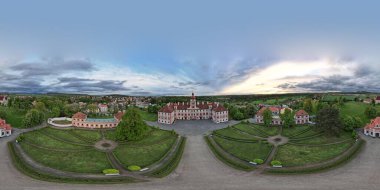 Mnichovo Hradiste kalesi ve kilise, hava manzarası, Çek Cumhuriyeti, Avrupa