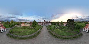 Mnichovo Hradiste kalesi ve kilise, hava manzarası, Çek Cumhuriyeti, Avrupa