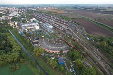 Lokomotifler için demiryolu döner tablosu Avrupa 'daki büyük bir tren istasyonunda lokomotiflerin hava aracı fotoğraflarını döndürmek için bir araçtır.