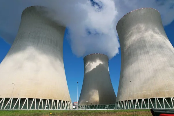 核能帕姆林捷克共和国冷却塔蒸腾能源生产 — 图库照片