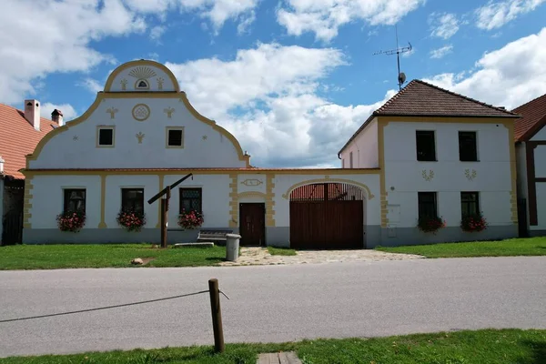 チェコ共和国ホラソヴィツェ 2022年7月21日 ユネスコ世界遺産によって保護されたホラソヴィツェの歴史的典型的な南ボヘミアの村 よく保存中世のレンガ造りの農場民俗スタイルで — ストック写真