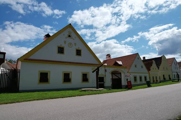 チェコ共和国ホラソヴィツェ 2022年7月21日 ユネスコ世界遺産によって保護されたホラソヴィツェの歴史的典型的な南ボヘミアの村 よく保存中世のレンガ造りの農場民俗スタイルで — ストック写真