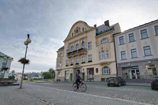 Humpolec チェコ 2022年9月26日 チェコ共和国のヴィソチナ地方にあるHumpolec市中心部の広場 古い家 醸造所ベルナールと町役場 石畳の広場 — ストック写真