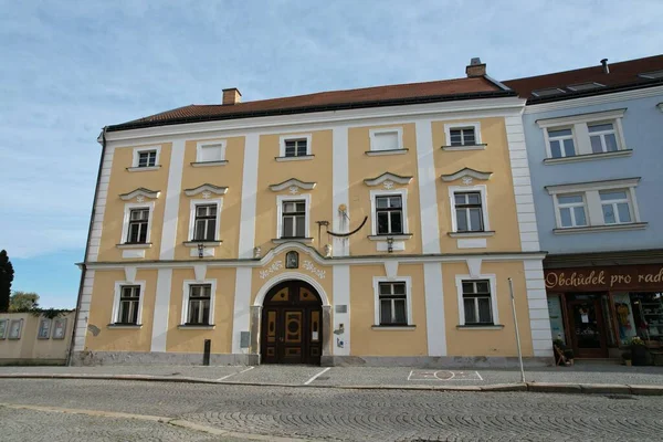Humpolec チェコ 2022年9月26日 チェコ共和国のヴィソチナ地方にあるHumpolec市中心部の広場 古い家 醸造所ベルナールと町役場 石畳の広場 — ストック写真