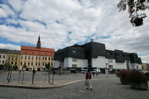 チェコ共和国ジフラヴァ2022年9月12日 チェコ共和国のヴィソチナ地方のジフラヴァ歴史的中心部 噴水および以前の共産主義のスーパーマーケットの建物 — ストック写真
