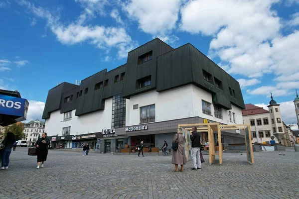 チェコ共和国ジフラヴァ2022年9月12日 チェコ共和国のヴィソチナ地方のジフラヴァ歴史的中心部 噴水および以前の共産主義のスーパーマーケットの建物 — ストック写真