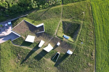 Archeopark Pavlov. Güney Moravya 'nın ünlü simgesi. Çek Cumhuriyeti, Orta Avrupa. CHKO Palava, Pavlov, tarih öncesi müze, arkeoloji parkı Morava üzüm bağları, hava manzarası