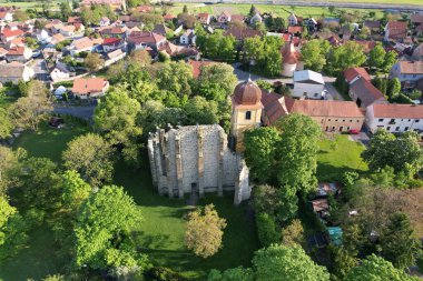 Leydimizin tamamlanmamış Gotik katedrali. 12 'nci yüzyılda Çek Cumhuriyeti' nin Panensky Tynec köyünde kuruldu. Doğal iyileştirme enerjisi manzaralı sihirli bir yer.