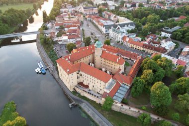 Podebrady tarihi şehir ve Labe Nehri Kalesi, Chateau Podbrady (Zmek Podbrady) Çek Cumhuriyeti, manzaralı hava manzarası manzarası