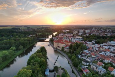 Podebrady tarihi şehir ve Labe Nehri Kalesi, Chateau Podbrady (Zmek Podbrady) Çek Cumhuriyeti, manzaralı hava manzarası manzarası
