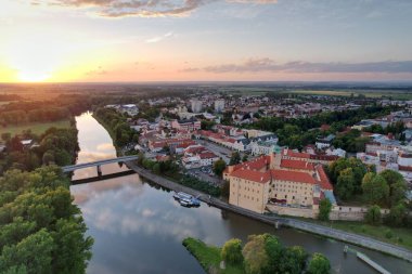 Podebrady tarihi şehir ve Labe Nehri Kalesi, Chateau Podbrady (Zmek Podbrady) Çek Cumhuriyeti, manzaralı hava manzarası manzarası