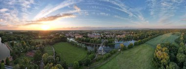 Podebrady tarihi şehir ve Labe Nehri Kalesi, Chateau Podbrady (Zmek Podbrady) Çek Cumhuriyeti, manzaralı hava manzarası manzarası