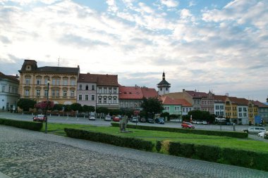 Roudnice nad Labem, Çek Cumhuriyeti - 6 Ağustos 2022: Roudnice nad Labem tarihi şehir merkezi çeşme ve kale manzaralı