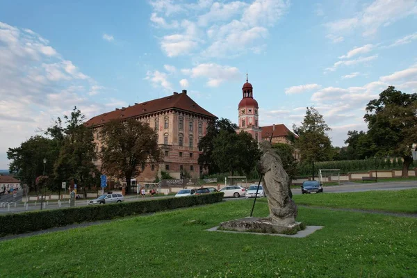 Czech Republic 2022年8月6日 ラウドニツェ ラボ歴史的中心部の噴水と城のパノラマの街並み — ストック写真