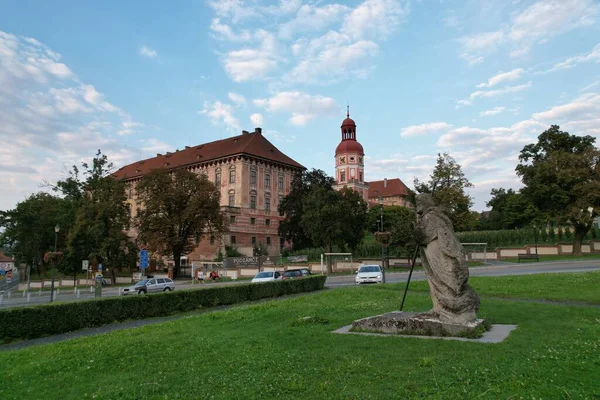 Czech Republic 2022年8月6日 ラウドニツェ ラボ歴史的中心部の噴水と城のパノラマの街並み — ストック写真