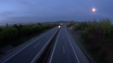 Karayolu hızlandırılmış gece ışıkları, trafik ışıkları, ışık yolları, zaman atlamalı fotoğrafçılık, uzun pozlama ışık yolları, gece hareket eden trafik izleri, gece vakti araç, otomobil arızası.