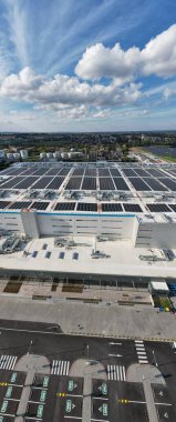 KOJETIN, Çek Cumhuriyeti-24 Eylül 2022: Gıcır gıcır yeni bir Amazon Deposu dağıtım merkezi. Büyük çaplı lojistik merkezi, Avrupa, Kojetin Çek güneş enerjisi santralinin havadan görüşü ve dağıtımı