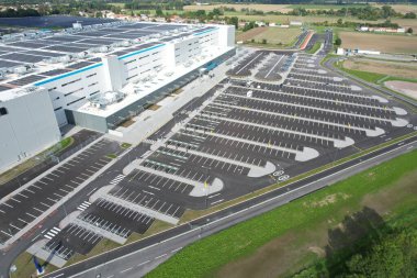 KOJETIN, Çek Cumhuriyeti-24 Eylül 2022: Gıcır gıcır yeni bir Amazon Deposu dağıtım merkezi. Büyük çaplı lojistik merkezi, Avrupa, Kojetin Çek güneş enerjisi santralinin havadan görüşü ve dağıtımı