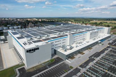 KOJETIN, Çek Cumhuriyeti-24 Eylül 2022: Gıcır gıcır yeni bir Amazon Deposu dağıtım merkezi. Büyük çaplı lojistik merkezi, Avrupa, Kojetin Çek güneş enerjisi santralinin havadan görüşü ve dağıtımı