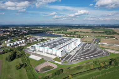 KOJETIN, Çek Cumhuriyeti-24 Eylül 2022: Gıcır gıcır yeni bir Amazon Deposu dağıtım merkezi. Büyük çaplı lojistik merkezi, Avrupa, Kojetin Çek güneş enerjisi santralinin havadan görüşü ve dağıtımı