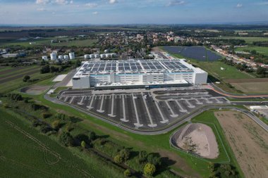 KOJETIN, Çek Cumhuriyeti-24 Eylül 2022: Gıcır gıcır yeni bir Amazon Deposu dağıtım merkezi. Büyük çaplı lojistik merkezi, Avrupa, Kojetin Çek güneş enerjisi santralinin havadan görüşü ve dağıtımı
