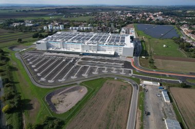 KOJETIN, Çek Cumhuriyeti-24 Eylül 2022: Gıcır gıcır yeni bir Amazon Deposu dağıtım merkezi. Büyük çaplı lojistik merkezi, Avrupa, Kojetin Çek güneş enerjisi santralinin havadan görüşü ve dağıtımı