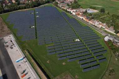 Modern güneş enerjisi santrali, fotovoltaik paneller yeşil enerji üretimi, yeni enerji santrali, Avrupa enerji krizi 2022, yeşil anlaşma, Çek Cumhuriyeti, Avrupa Birliği, sisli buluttan havadan panorama