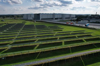 Modern güneş enerjisi santrali, fotovoltaik paneller yeşil enerji üretimi, yeni enerji santrali, Avrupa enerji krizi 2022, yeşil anlaşma, Çek Cumhuriyeti, Avrupa Birliği, sisli buluttan havadan panorama