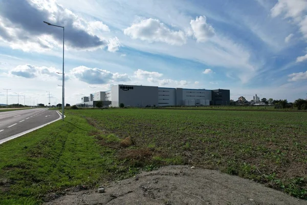 Kojetin チェコ共和国 2022年9月24日 新しい巨大なアマゾン倉庫流通センターの外観 大規模なソートの空中ビューと物流センターを配布 ヨーロッパ Kojetinチェコの太陽光発電所 — ストック写真