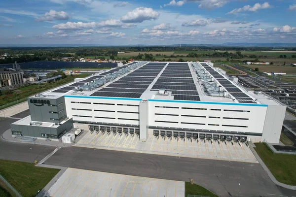 KOJETIN, Çek Cumhuriyeti-24 Eylül 2022: Gıcır gıcır yeni bir Amazon Deposu dağıtım merkezi. Büyük çaplı lojistik merkezi, Avrupa, Kojetin Çek güneş enerjisi santralinin havadan görüşü ve dağıtımı