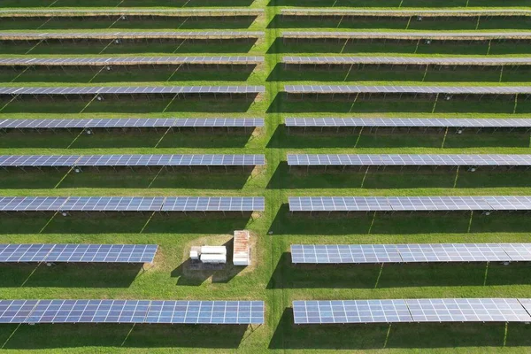 Modern Güneş Enerjisi Santrali Fotovoltaik Paneller Yeşil Enerji Üretimi Yeni — Stok fotoğraf