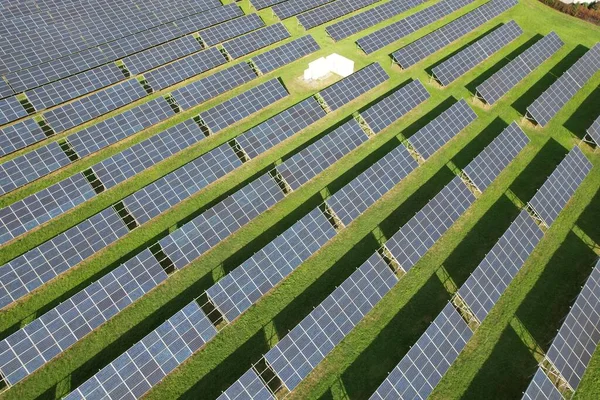 Сучасна Сонячна Електростанція Фотоелектричні Панелі Виробництво Зеленої Енергії Нова Електростанція — стокове фото
