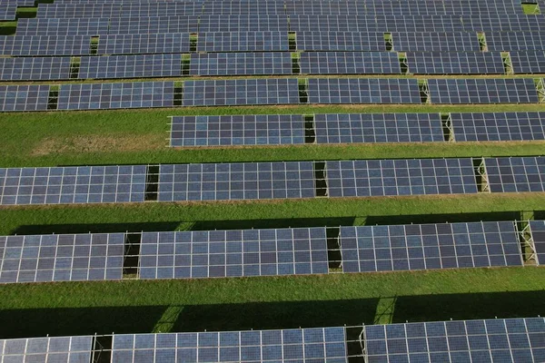 现代太阳能发电厂 光电面板绿色能源生产 新发电厂 2022年欧洲能源危机 绿色交易 捷克共和国 欧洲联盟 云雾中的空中全景 — 图库照片