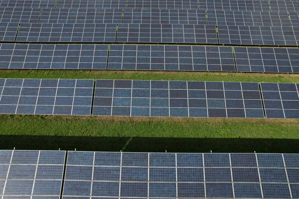 Modern Naperőmű Fotovoltaikus Panelek Zöld Energia Villamosenergia Termelés Erőmű Európai — Stock Fotó