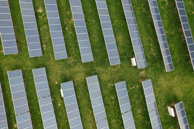 Modern güneş enerjisi santrali, fotovoltaik paneller yeşil enerji üretimi, yeni enerji santrali, Avrupa enerji krizi 2022, yeşil anlaşma, Çek Cumhuriyeti, Avrupa Birliği, sisli buluttan havadan panorama