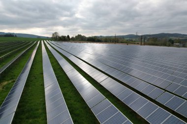 Modern güneş enerjisi santrali, fotovoltaik paneller yeşil enerji üretimi, yeni enerji santrali, Avrupa enerji krizi 2022, yeşil anlaşma, Çek Cumhuriyeti, Avrupa Birliği, sisli buluttan havadan panorama