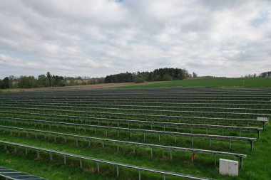 Modern güneş enerjisi santrali, fotovoltaik paneller yeşil enerji üretimi, yeni enerji santrali, Avrupa enerji krizi 2022, yeşil anlaşma, Çek Cumhuriyeti, Avrupa Birliği, sisli buluttan havadan panorama