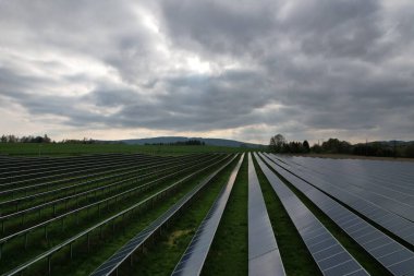 Modern güneş enerjisi santrali, fotovoltaik paneller yeşil enerji üretimi, yeni enerji santrali, Avrupa enerji krizi 2022, yeşil anlaşma, Çek Cumhuriyeti, Avrupa Birliği, sisli buluttan havadan panorama