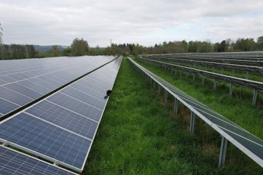 Modern güneş enerjisi santrali, fotovoltaik paneller yeşil enerji üretimi, yeni enerji santrali, Avrupa enerji krizi 2022, yeşil anlaşma, Çek Cumhuriyeti, Avrupa Birliği, sisli buluttan havadan panorama