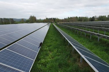 Modern güneş enerjisi santrali, fotovoltaik paneller yeşil enerji üretimi, yeni enerji santrali, Avrupa enerji krizi 2022, yeşil anlaşma, Çek Cumhuriyeti, Avrupa Birliği, sisli buluttan havadan panorama