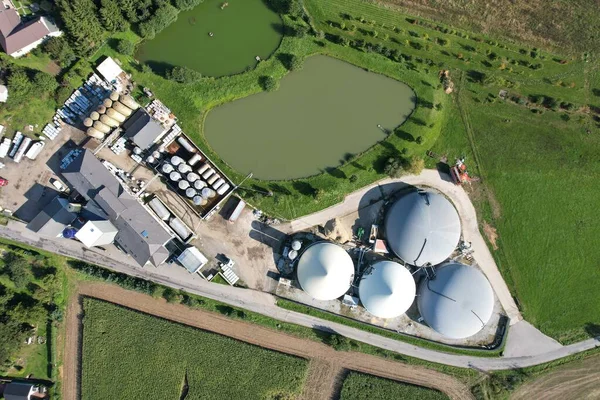 沼气生产 沼气厂 生物能源 沼气生产设施和发电厂全景 欧洲能源危机 绿色可再生能源生产 — 图库照片