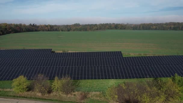 Modern Naperőmű Fotovoltaikus Panelek Zöld Energia Villamosenergia Termelés Erőmű Európai — Stock videók